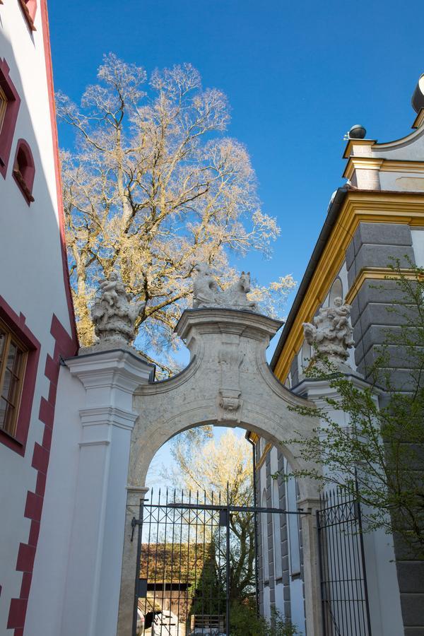 Hotel Schloss Leitheim Екстериор снимка
