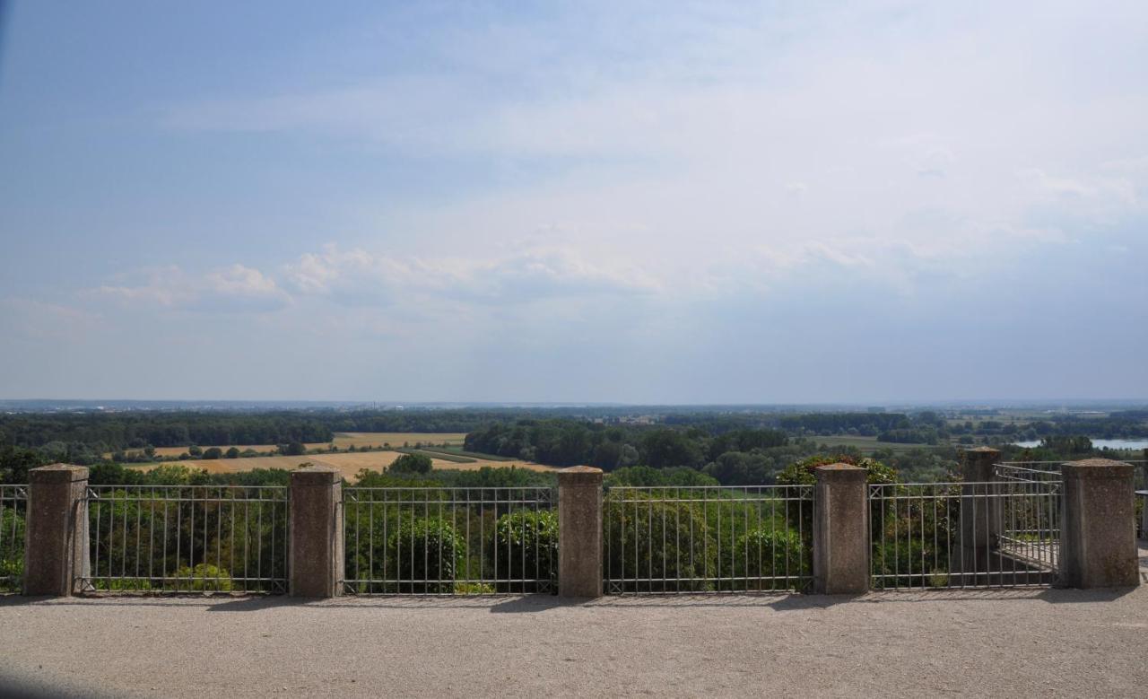 Hotel Schloss Leitheim Екстериор снимка